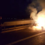FOTO: Autoturism făcut scrum din cauza unui scurtcircuit pe autostrada A1