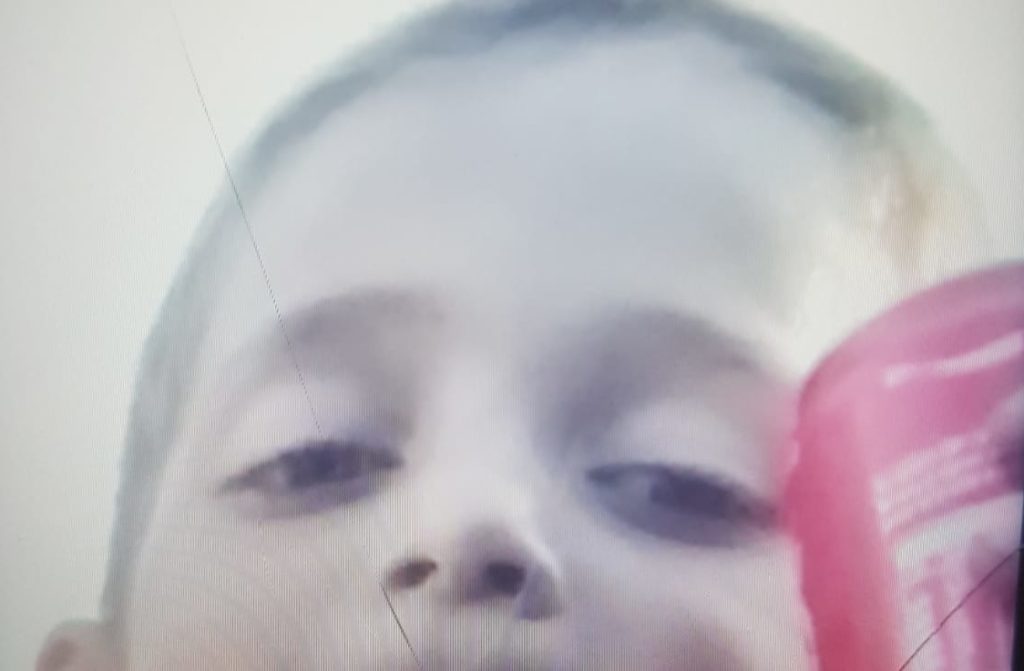 Un copil de 6 ani a dispărut de acasă. Familia îl caută neîncetat