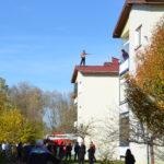VIDEO-FOTO: Un bărbat s-a urcat pe bloc după ce a fost dat afară din casă