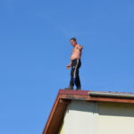 VIDEO-FOTO: Un bărbat s-a urcat pe bloc după ce a fost dat afară din casă