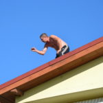 VIDEO-FOTO: Un bărbat s-a urcat pe bloc după ce a fost dat afară din casă