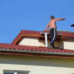 VIDEO-FOTO: Un bărbat s-a urcat pe bloc după ce a fost dat afară din casă