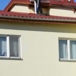 VIDEO-FOTO: Un bărbat s-a urcat pe bloc după ce a fost dat afară din casă