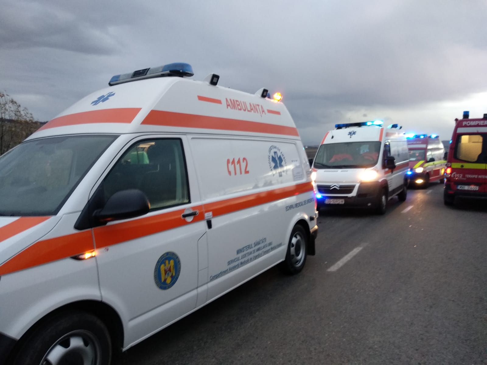Autorusim răsturnat între localitățile Roșia și Vurpăr. Trei adulți și doi copii au fost răniți