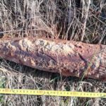 FOTO: Proiectil de război găsit de localnici în timp ce igienizau zona de resturi vegetale