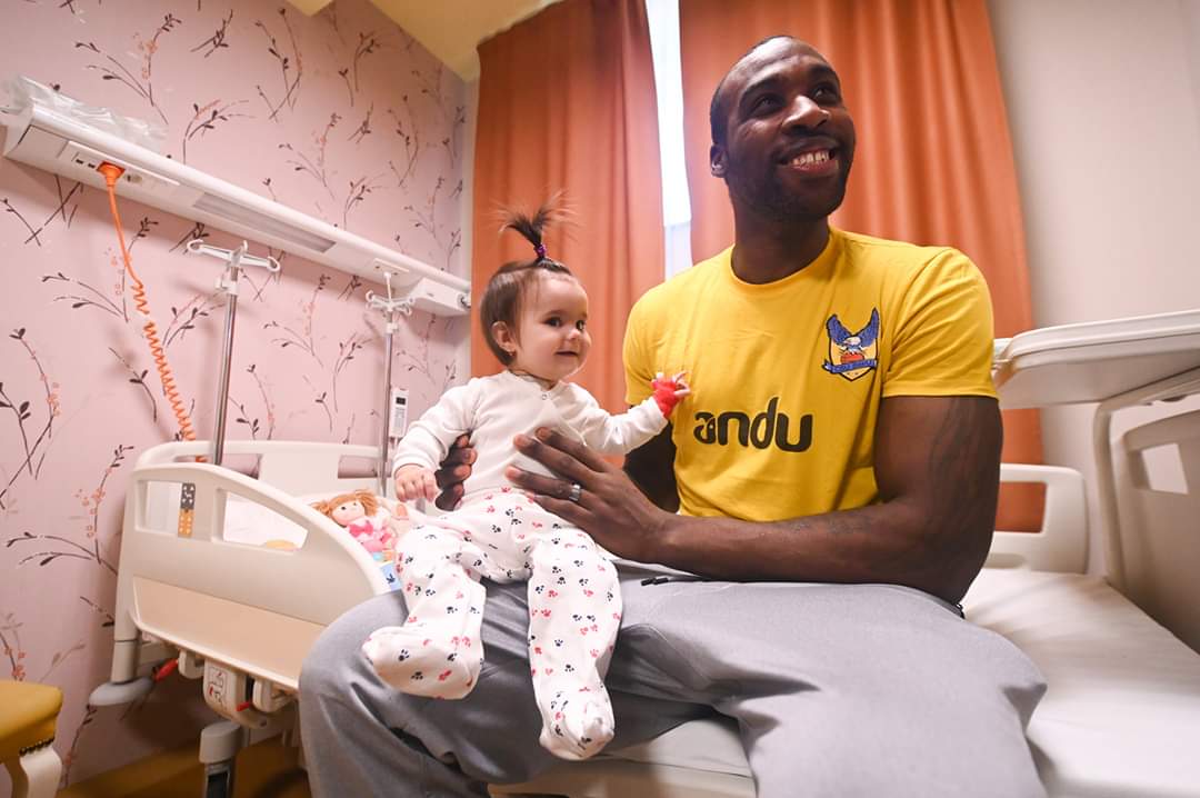 "Uriașul" Cooper, cucerit de bebelușa Ema, unul dintre copiii cu malformații cardiace pentru care acesta își licitează maieul