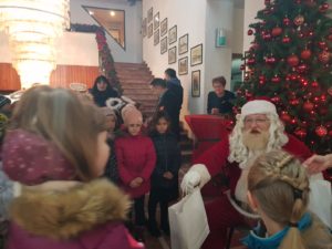 Întâlnire cu Moș Crăciun la Primăria din Mediaș