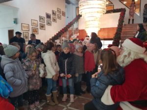 Întâlnire cu Moș Crăciun la Primăria din Mediaș