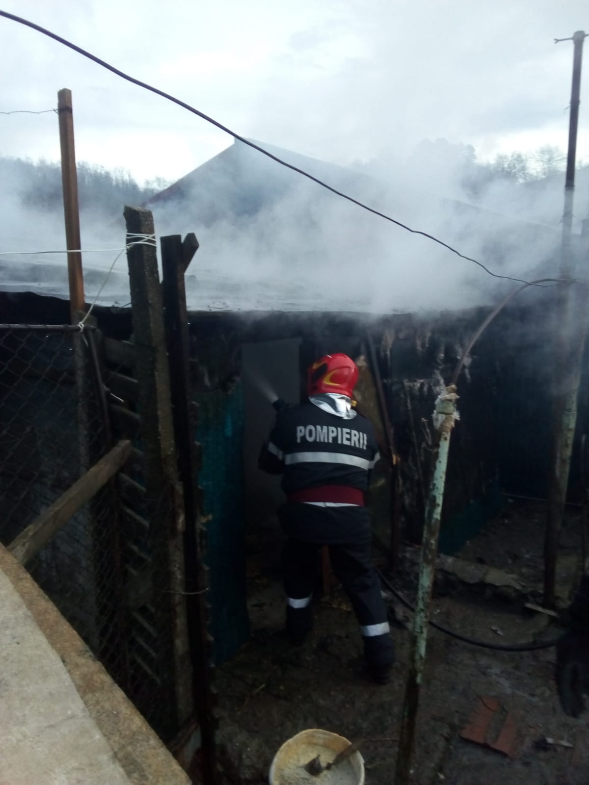 Incendiu în Mediaș la acoperișul unei case. Pompierii au intervenit prompt