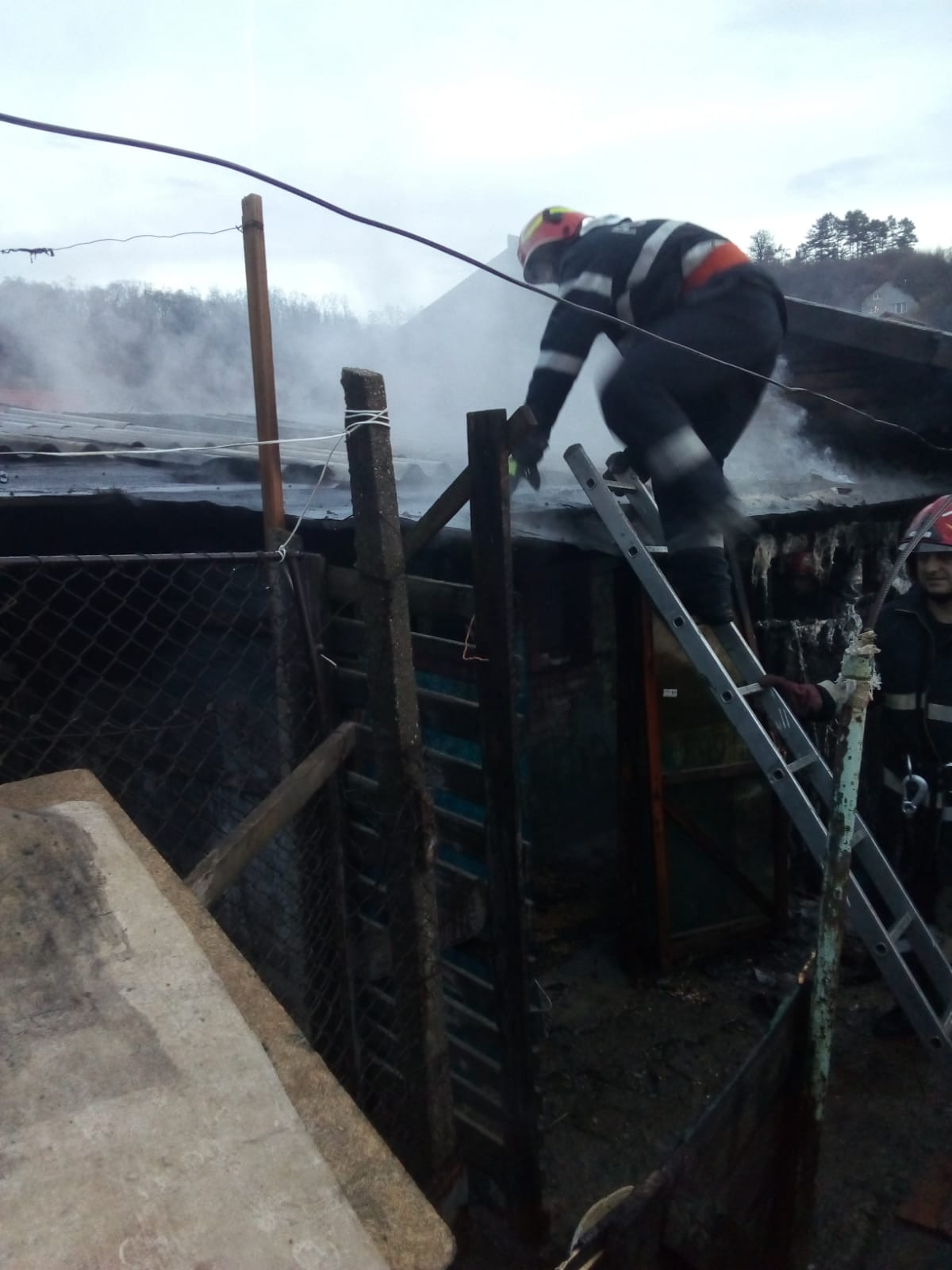 Incendiu în Mediaș la acoperișul unei case. Pompierii au intervenit prompt