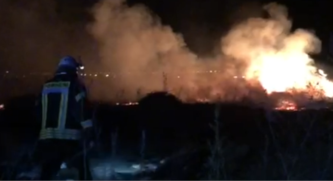 VIDEO - Stivă de lemne în flăcări din cauza neatenției. Pompierii au intervenit de urgență