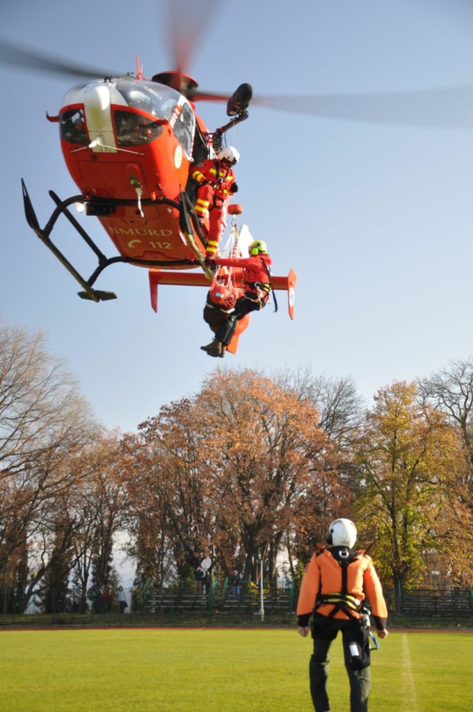 Salvamont își instruiește echipa într-un exercițiu de salvare cu suport aerian desfășurat la Bâlea Lac