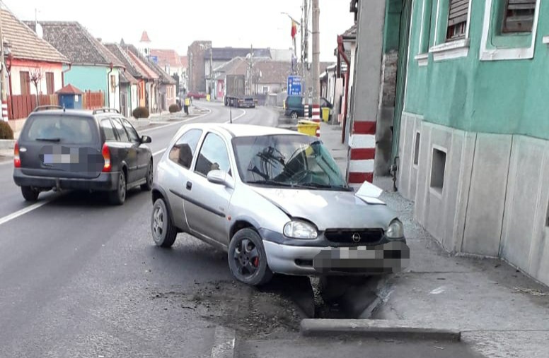 FOTO: A condus cu viteză prea mare și a intrat într-un stâlp din Copșa Mică