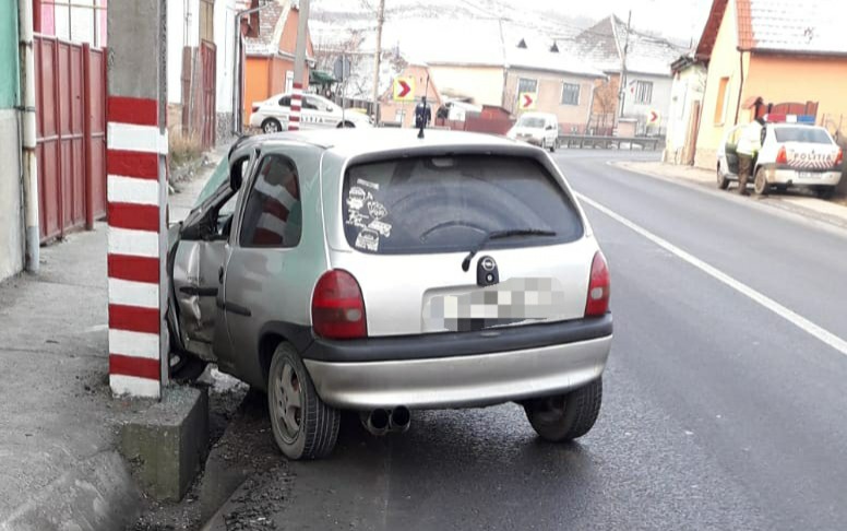 FOTO: A condus cu viteză prea mare și a intrat într-un stâlp din Copșa Mică
