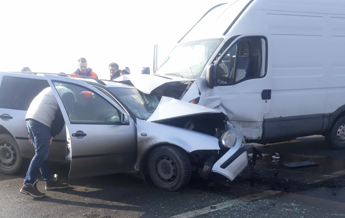 Accident între un autoturism și o dubă de marfă. Două persoane sunt rănite