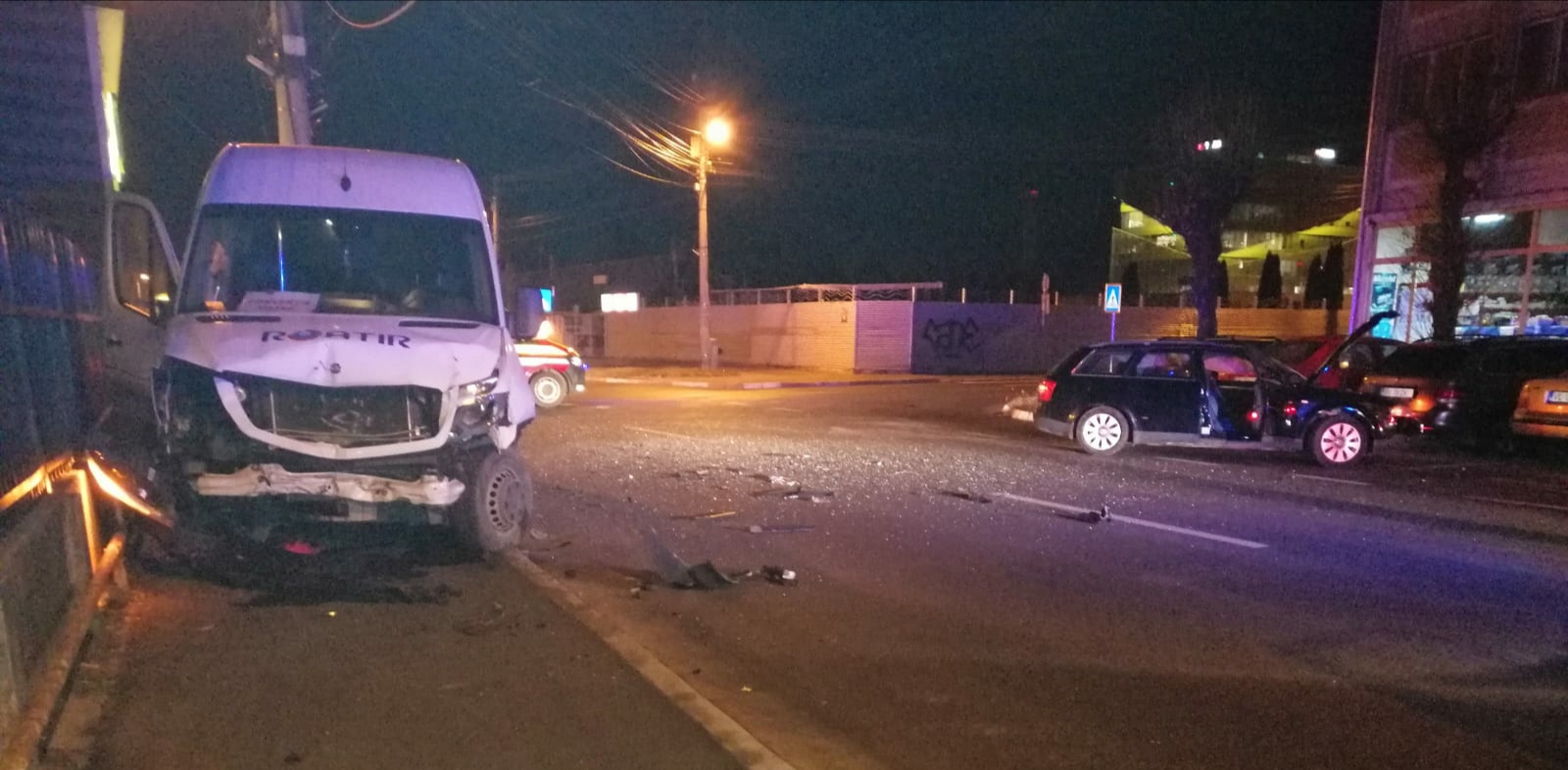 Coliziune între un microbuz și o mașină din cauza neatenției