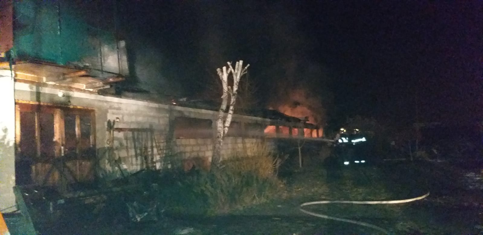 VIDEO - Pompierii intervin în Agnita la un incendiu violent