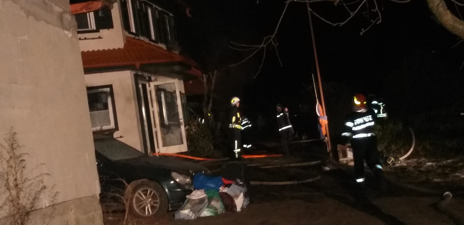 VIDEO - Pompierii intervin în Agnita la un incendiu violent