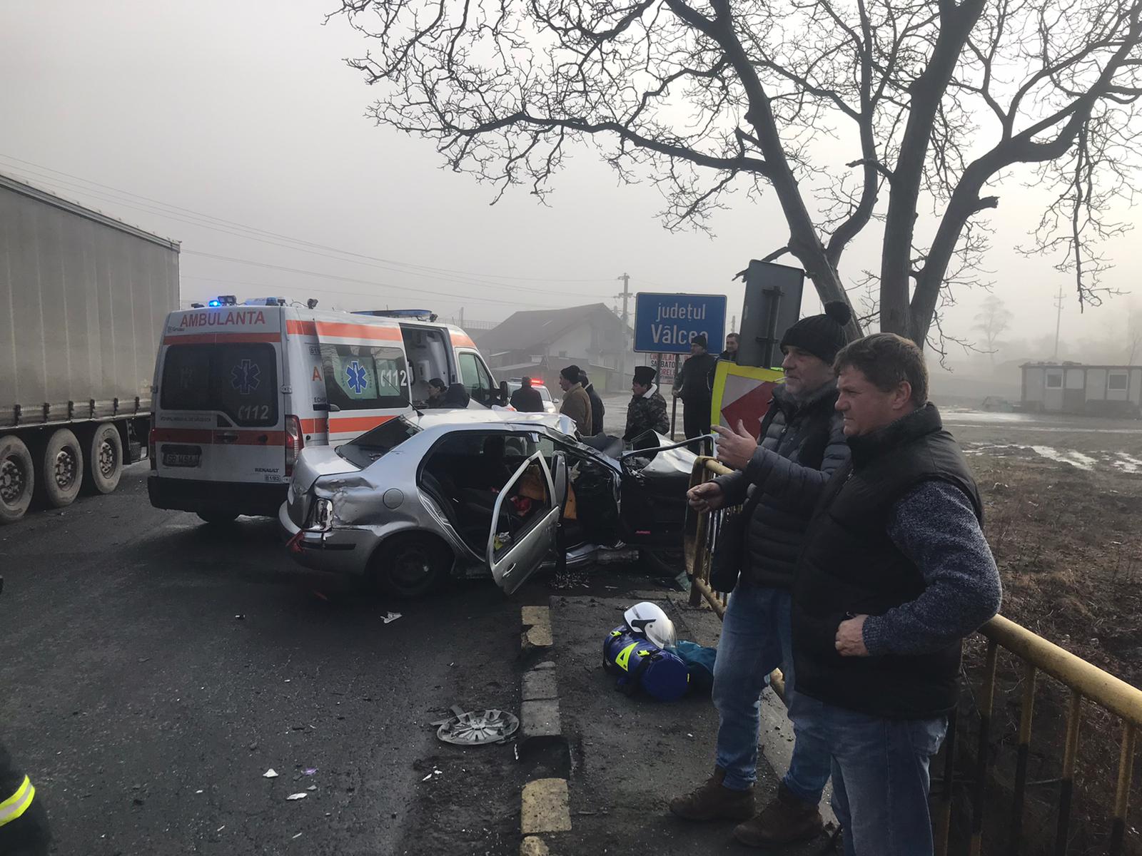 Accident grav pe Valea Oltului. Două persoane sunt încarcerate