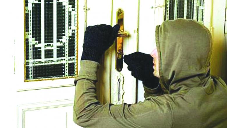Trei bărbați au furat dintr-un apartament din Șelimbăr. Un complice a fost deja prins de polițiști