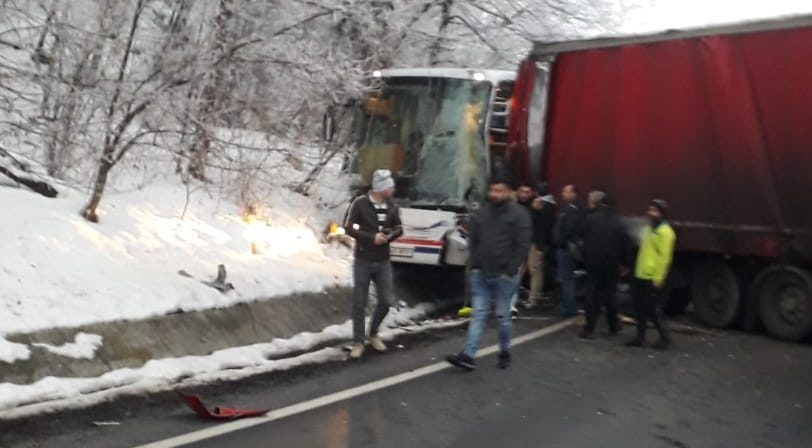 VIDEO-FOTO: Trafic blocat total la Tălmaciu. Un TIR, un autocar și o mașină au intrat în coliziune