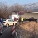 FOTO: Un TIR a derapat într-o curbă la intrarea în localitatea Ruși