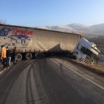 FOTO: Un TIR a derapat într-o curbă la intrarea în localitatea Ruși