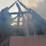 FOTO: Pompierii sibieni au intervenit de urgență la un incendiu produs la Tălmaciu