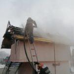 FOTO: Pompierii sibieni au intervenit de urgență la un incendiu produs la Tălmaciu