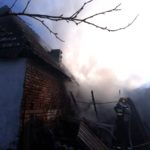 Un garaj și o mașină s-au făcut scrum la Blăjel. Acoperișurile caselor vecine au fost afectate