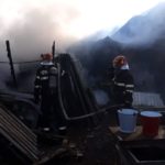 Un garaj și o mașină s-au făcut scrum la Blăjel. Acoperișurile caselor vecine au fost afectate