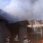 Un garaj și o mașină s-au făcut scrum la Blăjel. Acoperișurile caselor vecine au fost afectate