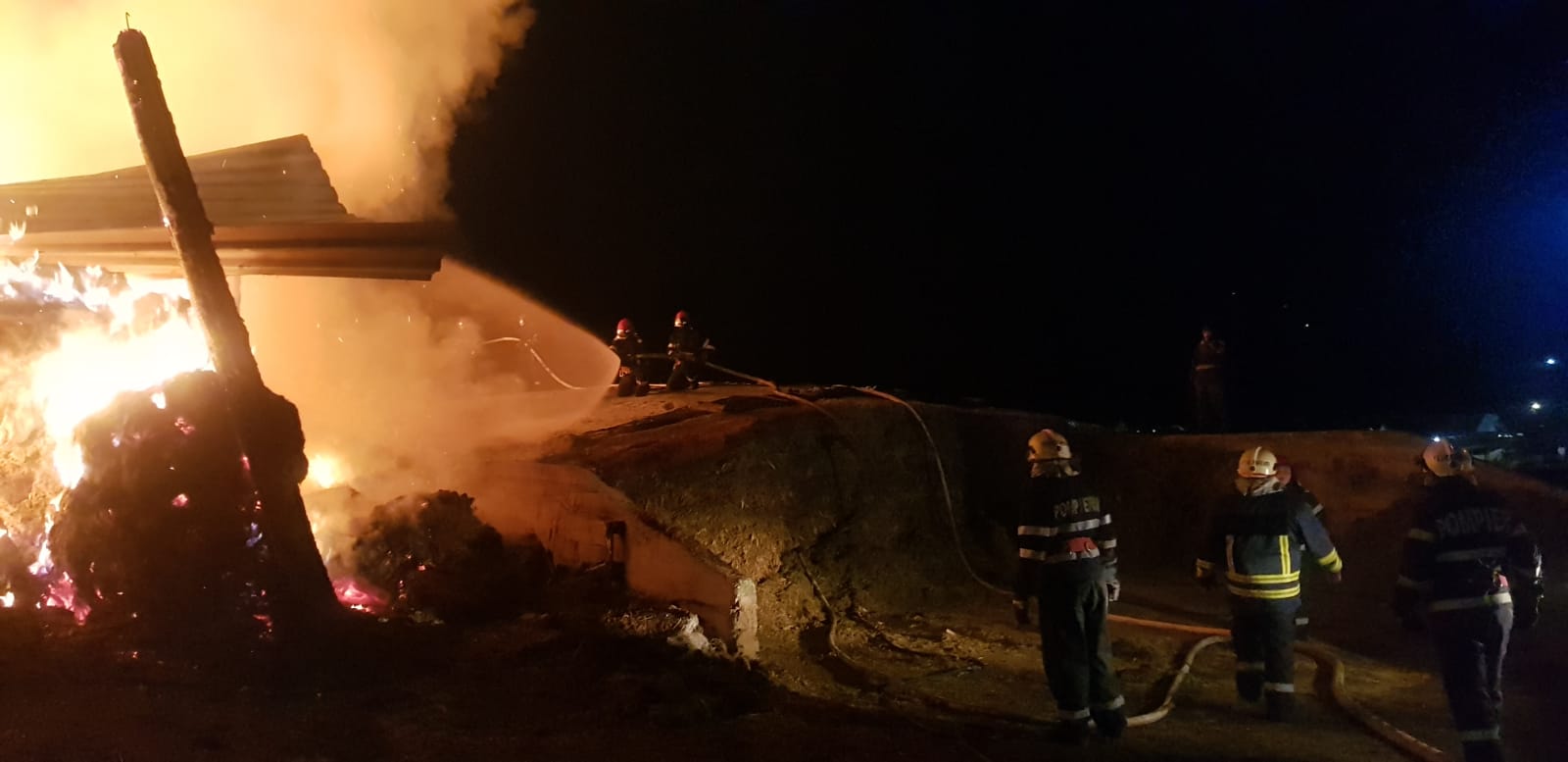 VIDEO-FOTO: Incendiu izbucnit la Marpod la un depozit de furaje