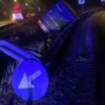 FOTO: Un parapet proaspăt reparat a fost distrus de un TIR care s-a răsturnat în zona Veștem