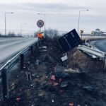 FOTO: Un parapet proaspăt reparat a fost distrus de un TIR care s-a răsturnat în zona Veștem