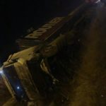 FOTO: Un parapet proaspăt reparat a fost distrus de un TIR care s-a răsturnat în zona Veștem