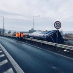 FOTO: Un parapet proaspăt reparat a fost distrus de un TIR care s-a răsturnat în zona Veștem