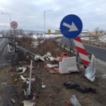 FOTO: Un parapet proaspăt reparat a fost distrus de un TIR care s-a răsturnat în zona Veștem