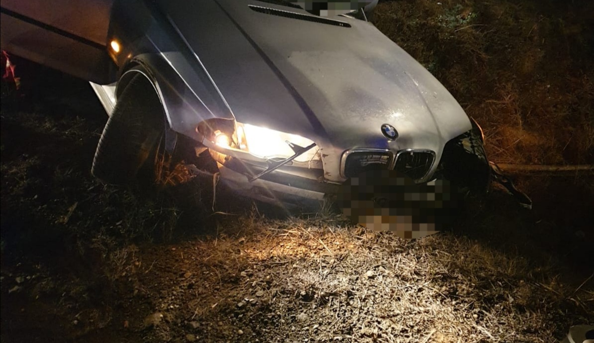 FOTO: Șofer rănit după ce a derapat cu mașina la ieșire din Copșa Mică