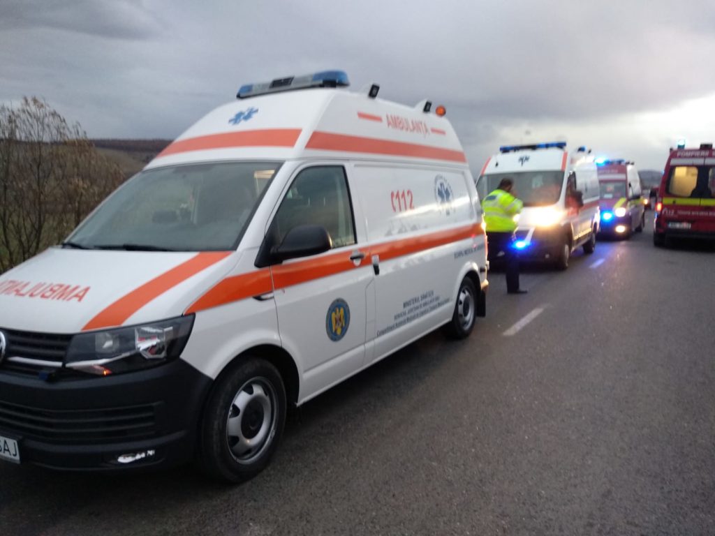 Coliziune violentă între o mașină și un microbuz la Marpod. Două persoane decedate și o alta rănită