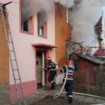 FOTO: O casă din Mediaș a luat foc. Un bărbat de 80 de ani a murit