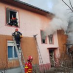 FOTO: O casă din Mediaș a luat foc. Un bărbat de 80 de ani a murit