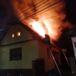 VIDEO-FOTO: Pompierii sibieni intervin la o casă din Șura Mică care a luat foc