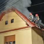 VIDEO-FOTO: Pompierii sibieni intervin la o casă din Șura Mică care a luat foc