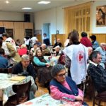 Crucea Roșie în vizita la vârstnici - marțișoare, cântece, voie bună și pastă de dinți