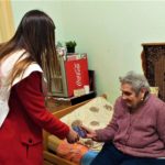 Crucea Roșie în vizita la vârstnici - marțișoare, cântece, voie bună și pastă de dinți