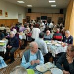 Crucea Roșie în vizita la vârstnici - marțișoare, cântece, voie bună și pastă de dinți