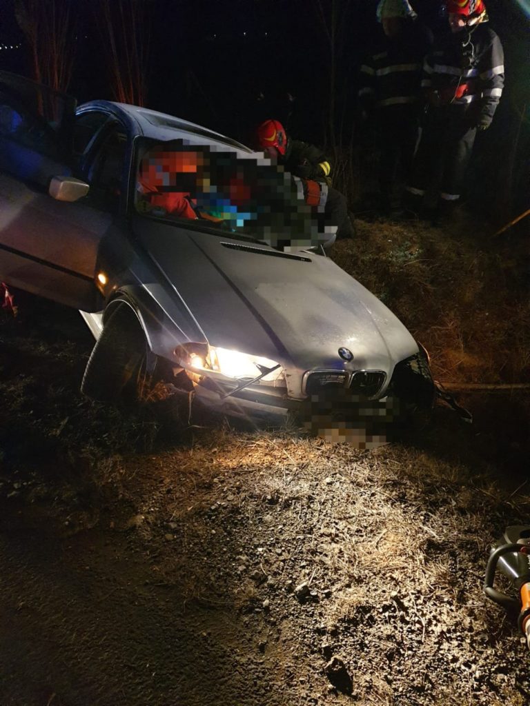 FOTO: Șofer rănit după ce a derapat cu mașina la ieșire din Copșa Mică FOTO: Șofer rănit după ce a derapat cu mașina la ieșire din Copșa Mică