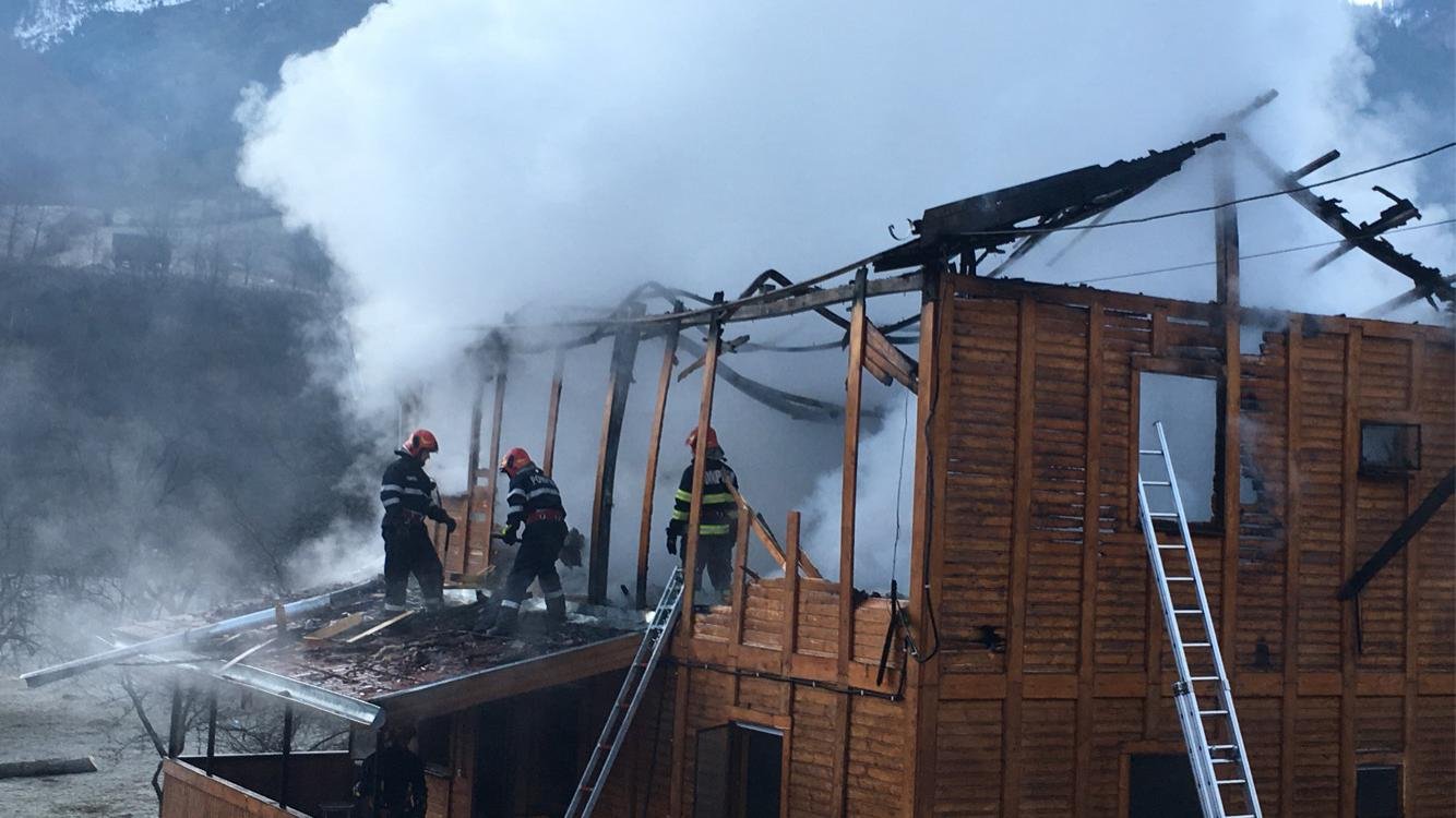Incendiu la o cabană din lemn în localitatea Râul Sadului Incendiu la o cabană din lemn în localitatea Râul Sadului