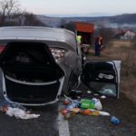 FOTO-VIDEO: Mașină cu roțile-n sus la Slimnic. Două persoane au fost rănite